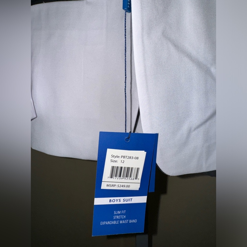 Perry Ellis
Big Boy's 5-Piece Slim Fit Shawl Tuxedo Set Size 12 NWT - Picture 6 of 6